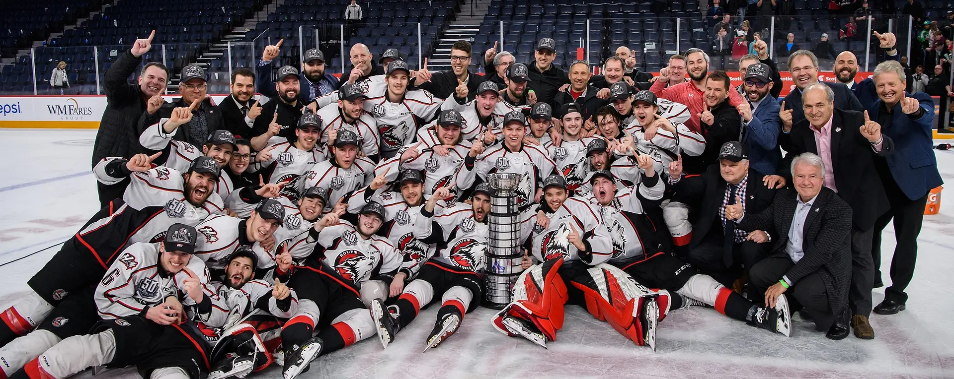 Les Huskies de Rouyn-Noranda ont vaincu les Mooseheads de Halifax lors de la finale 2019 de la LHJMQ. Ils ont remporté la série par 4 parties à 2. C'est le défenseur Noah Dobson (2e en bas à gauche) qui a hérité du Trophée Guy-Lafleur comime joueur le plus utile des séries.
