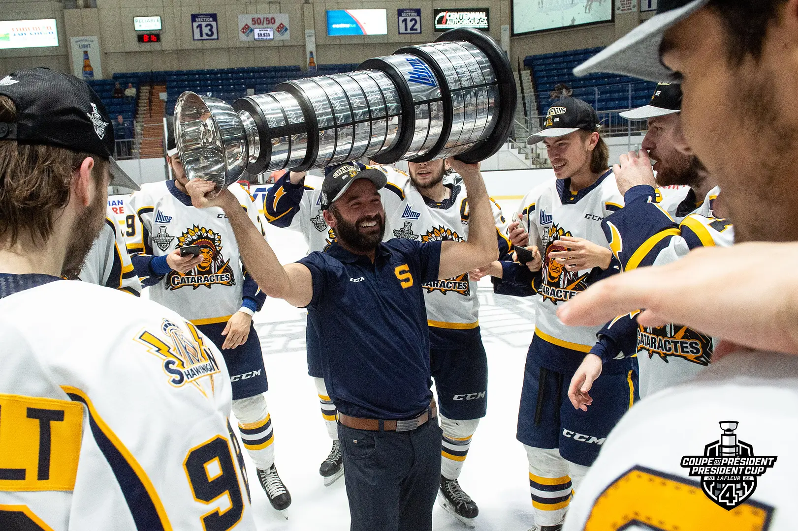 Daniel Renaud - a happy head coach. He led a team to the final for a 2nd year in a row, after doing so with the Val-d'Or Foreurs in 2021. This time, he is a CHAMPION!