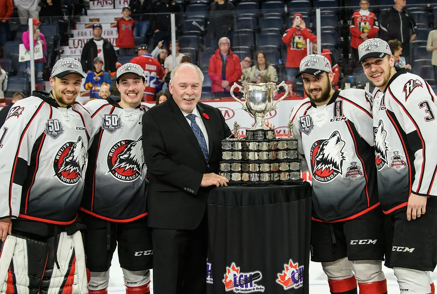 Canadian Hockey League Commissioner Dave Branch presented the Memorial Cup to the champions, the Huskies. Rouyn-Noranda had just defeated the Halifax Mooseheads in the final of the competition by a score of 4-2 on May 26, 2019.