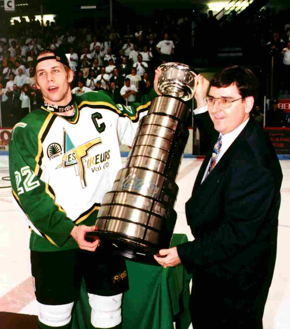 Steve Bégin (captain) - here he receives the President Cup from the hands of the president of the QMJHL, Gilles Courteau.