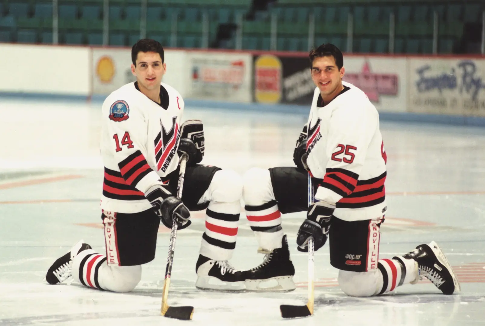Ian Laperrière et René Corbet, après avoir marqué un but, ils ont fait partir la sirène du Centre Marcel-Dionne plusieurs fois pendant leur stage junior avec les Voltigeurs, de 1990 à 1994.