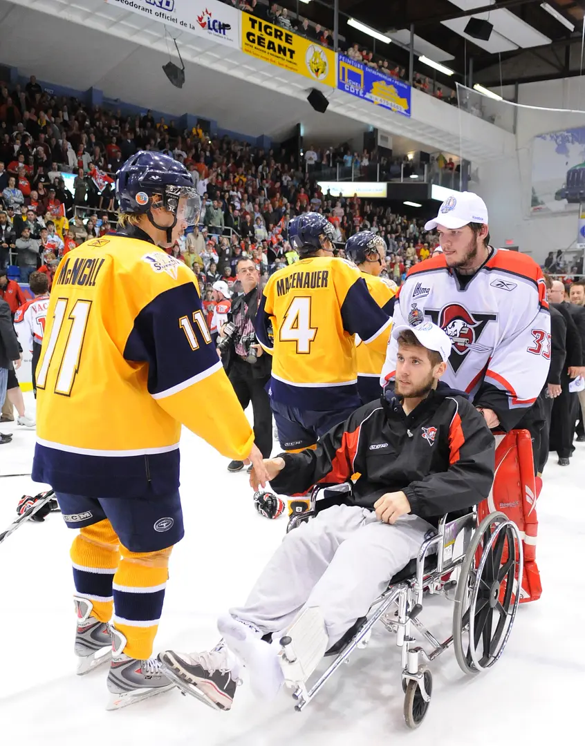 Christopher DiDomenico a raté une partie de la finale en raison d'une fracture à une jambe. Le gardien Marco Cousineau a poussé sa chaise roulante pour les poignées de mains d'après-finale.