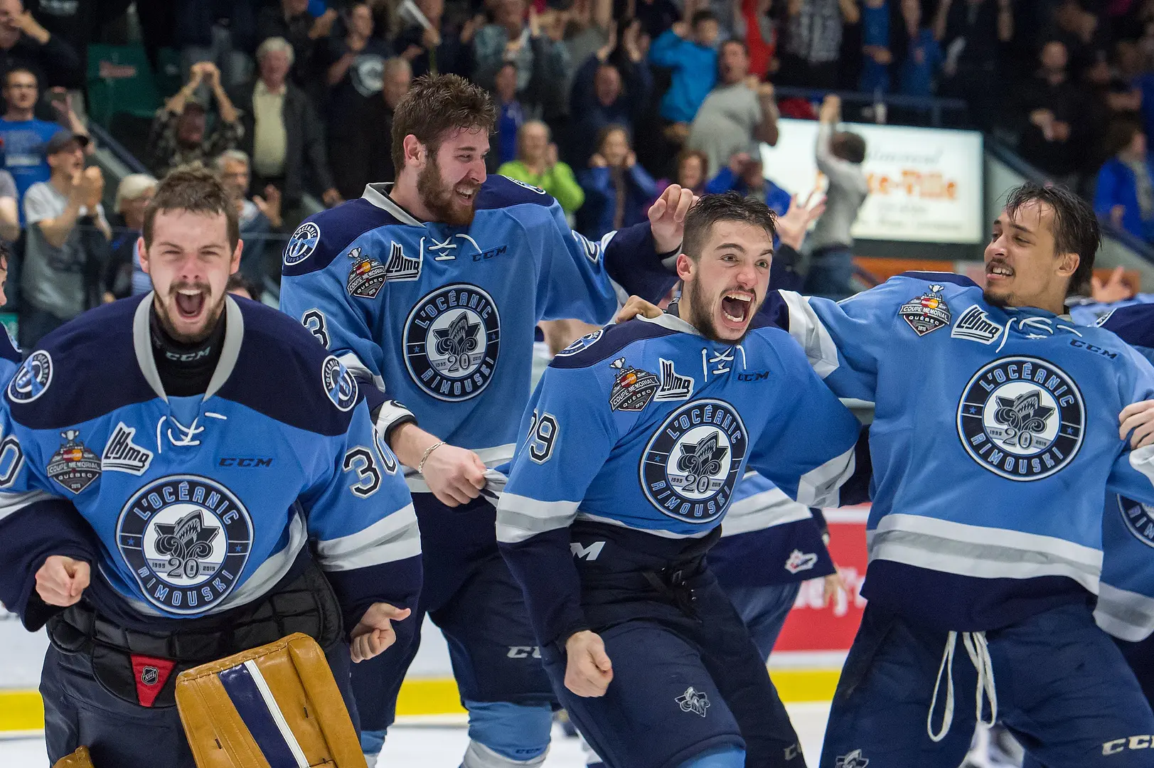 18 mai 2015 - L'Océanic célèbre au Colisée Financière Sun Life ! Michaël Joly (4e à droite) vient de marquer le but gagnant en 2e période de prolongation dans le 7e match de la série finale de la LHJMQ. Le gardien Philippe Desrosiers (30), Frédérik Gauthier (23) et Samuel Laberge (79) démontrent toute leur fierté au grand plaisir des 5062 spectateurs.