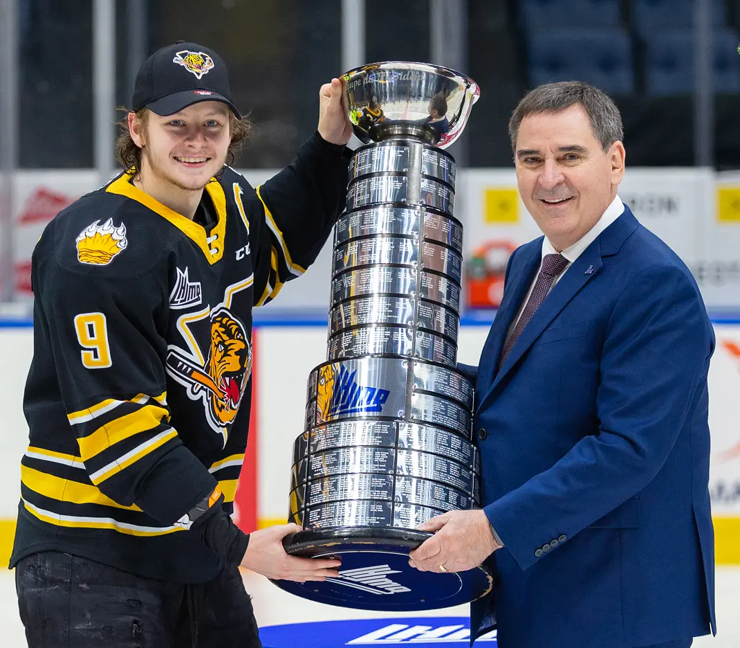Le capitaine Mikhail Abramov reçoit la Coupe du Président des mains du commissaire de la LHJMQ, Gilles Courteau. Dans 3 matchs, Abramov a inscrit le but de la victoire lors des séries de fin de saison.